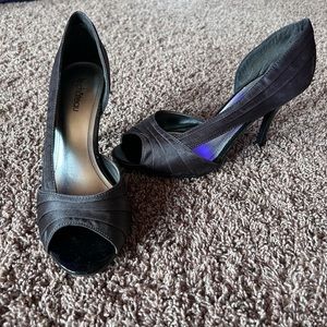 Le chateau dark grey heels